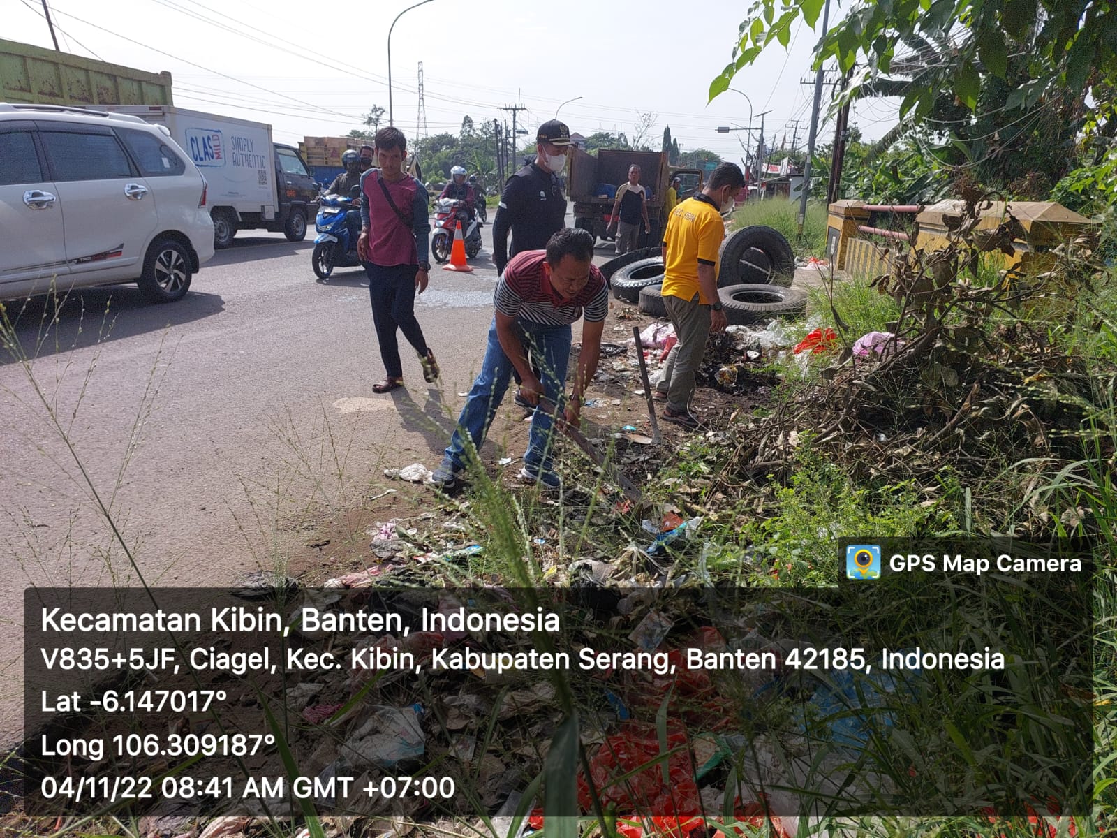 kerja-bakti-mengangkut-sampah-di-sekitar-jalan-nasional-simpang-gorda