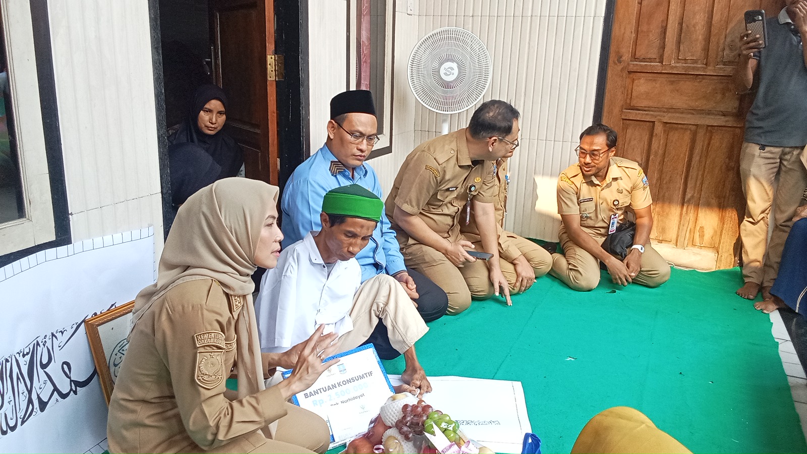 kunjungan-dan-pemberian-bantuan-dari-ibu-bupati-serang-pada-warga-masyarakat-khusus-disabilitas-ds-kibin-kec-kibin-kab-serang