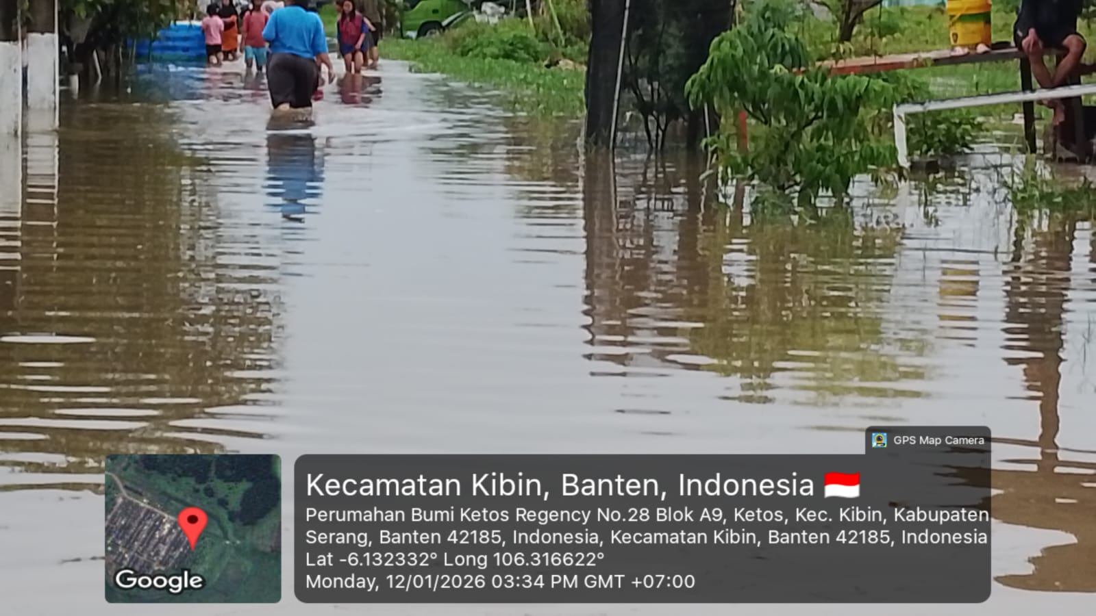 meninjau-banjir-di-desa-terdampak