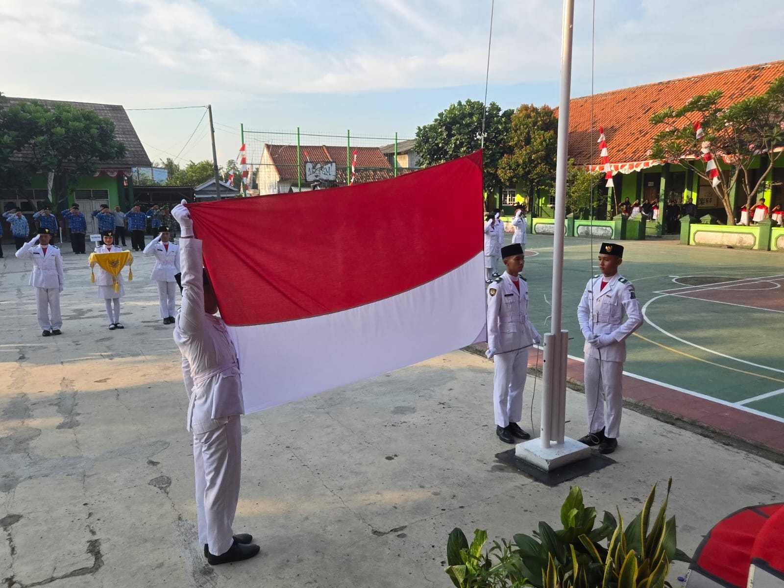 upacara-penurunan-bendera-pada-hut-ri-ke-80